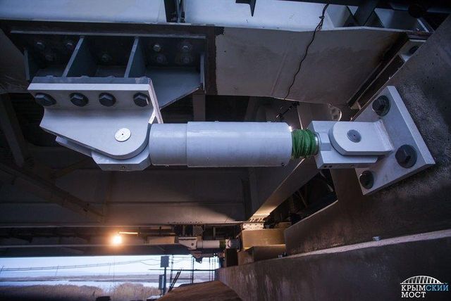 На Керченському мості встановлюють шок-трансміттери